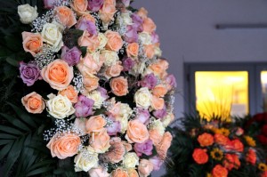 Ein Trauerkranz mit weißen rosa und pfirsichfarbenen Rosen