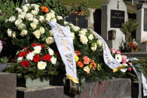 Trauerkränze mit Kranzschleifen auf einem Grab